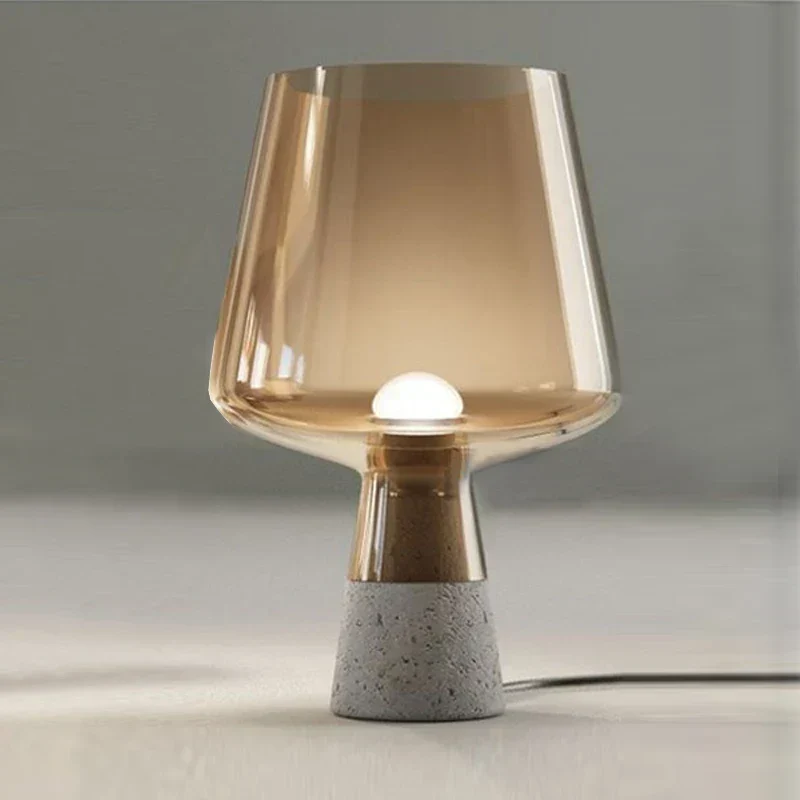 Industriell bordslampa tillverkad av stål med glas skärm – Modern vintage sänglampan | Veska