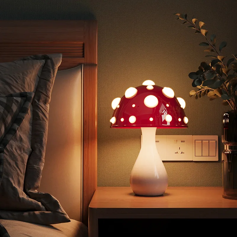 Svamp Lampa – Retro LED Bordslampa i Svampdesign för Mysiga Inomhusutrymmen | Veska