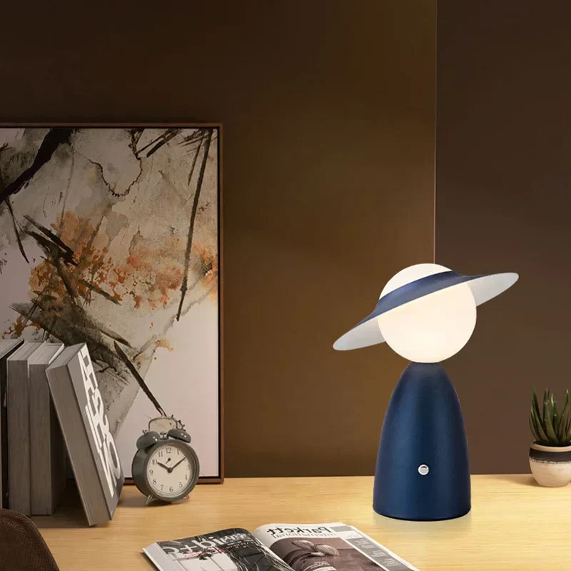 Batteri Bordslampa Man med Hatt | Veska