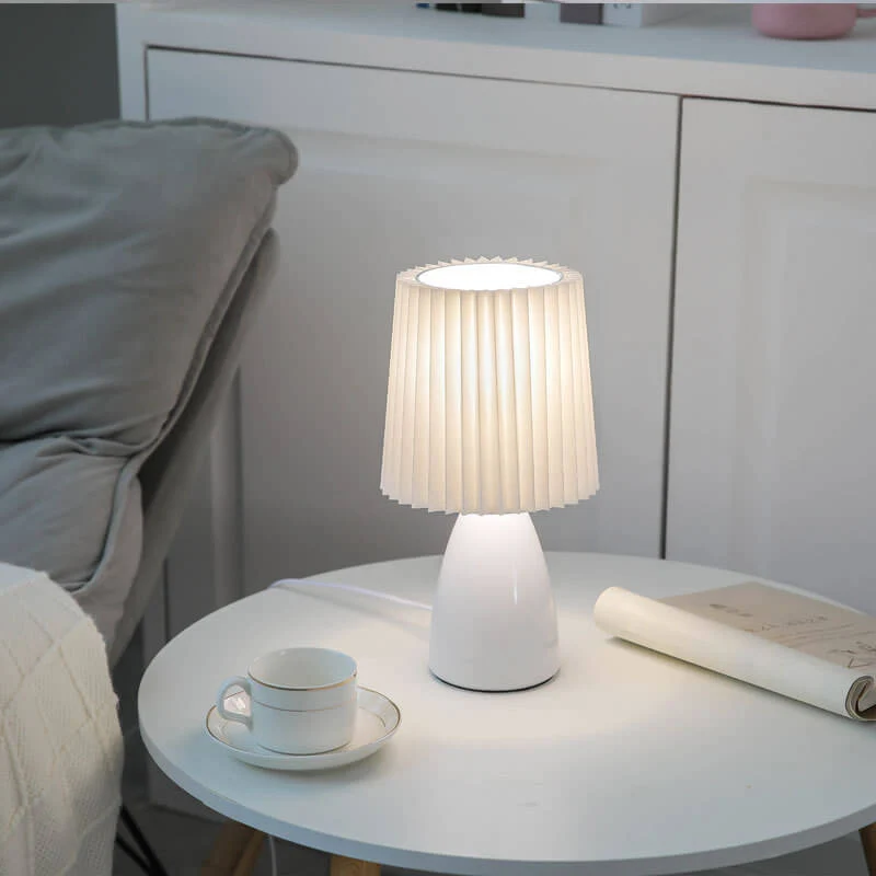 Skandinavisk retro bordslampa med vevad skärm och glasbas | Veska