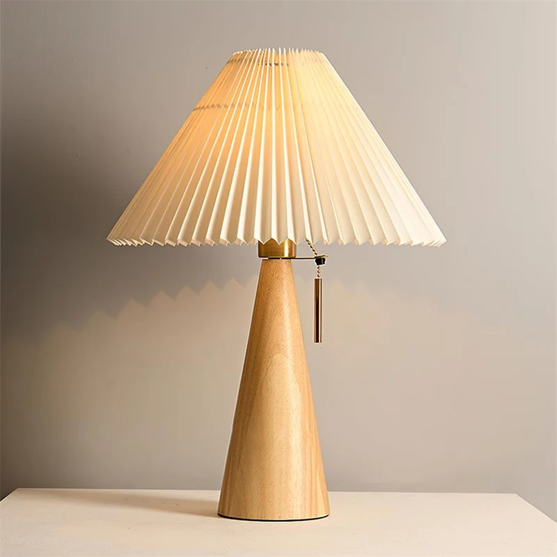 AntiqueRadiance – Elegant trä- och metallbordslampa | Veska