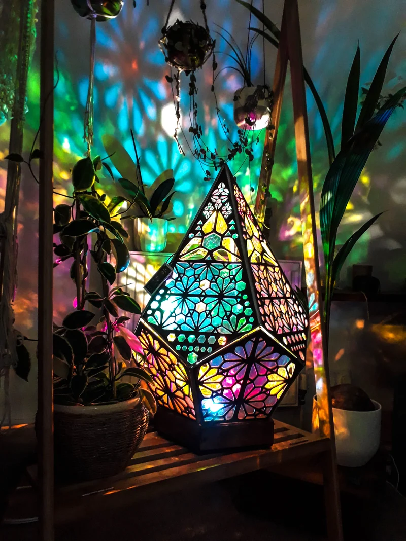 Glas-In-Ledad Stil LED Bordslampa - LumiAura | Veska