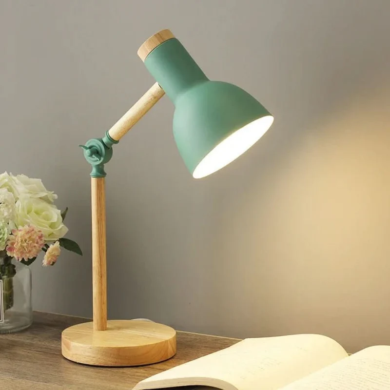Skandinavisk bordslampa i trä med LED och justerbar arm | Veska