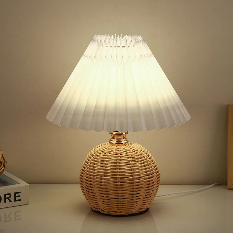 Modern Bordslampa med Vit Fållad Skärm | Veska