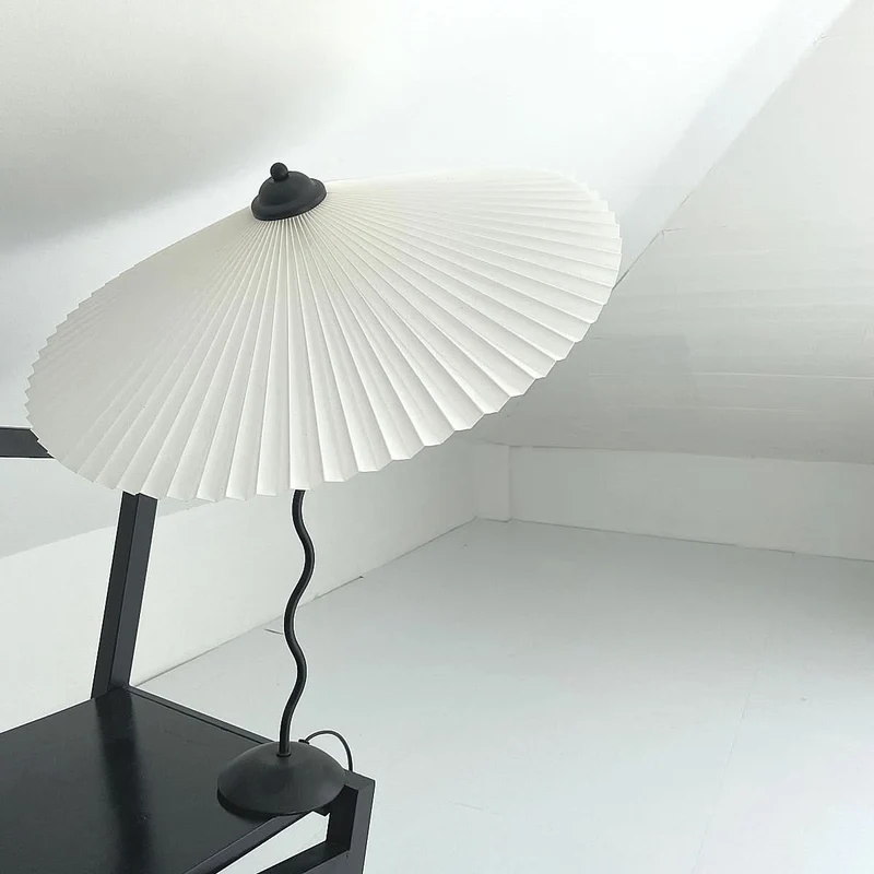 Squiggle Umbrella Table Lamp – Modern Twirl Design med kromfinish | Veska