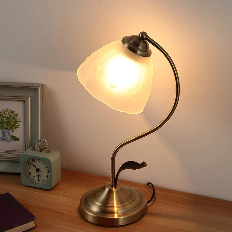 LuxePetal – Vit och blå glasblommig bordslampa i guld | Veska