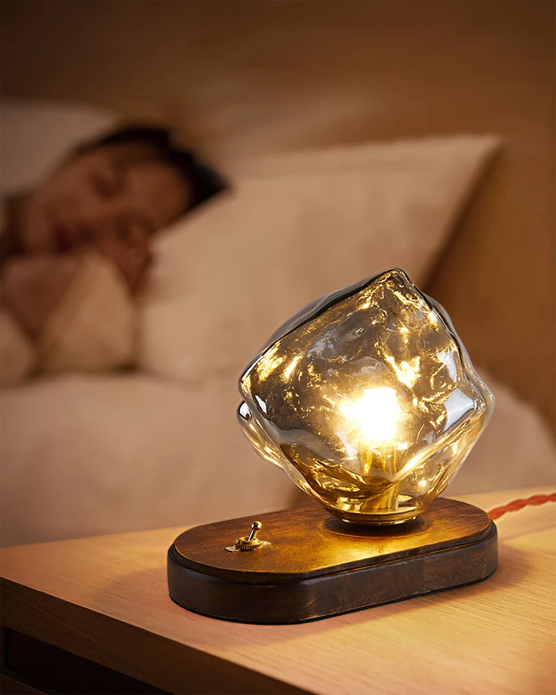 RusticLume – Amber Glas och Trä Bordslampa | Veska
