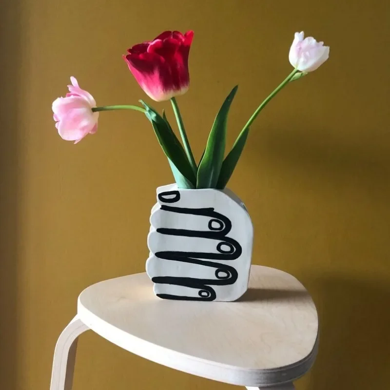 Hand Hållande Blommor Vasu | Veska